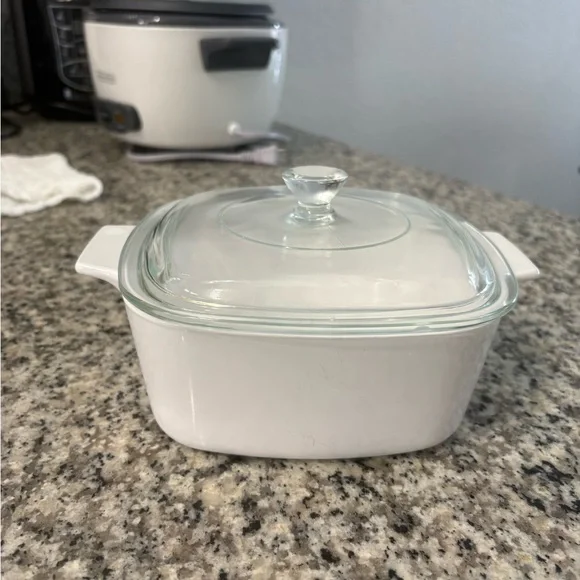 A Corning Ware Pyroceram casserole dish - Picture 6 of 7